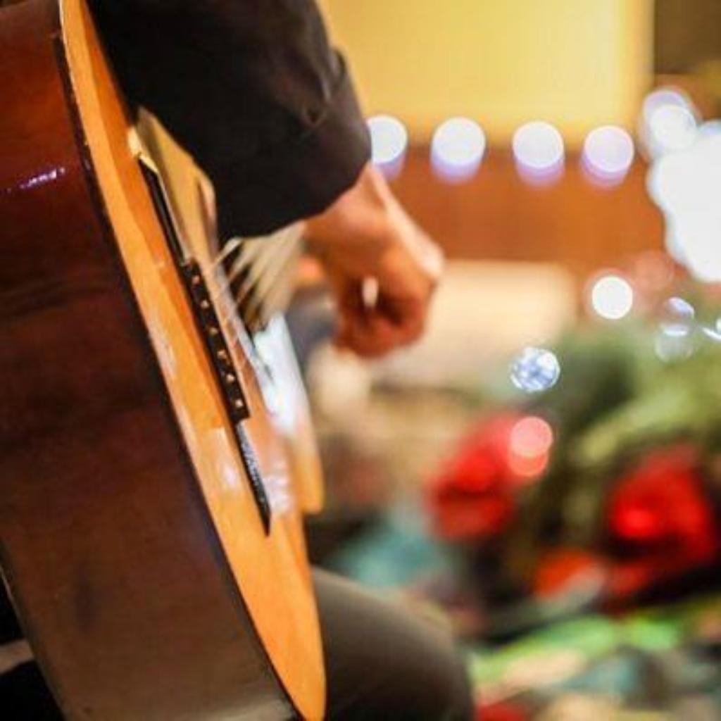 https://unsplash.com/de/fotos/eine-person-die-vor-einem-weihnachtsbaum-gitarre-spielt-zJbERq3g2T0